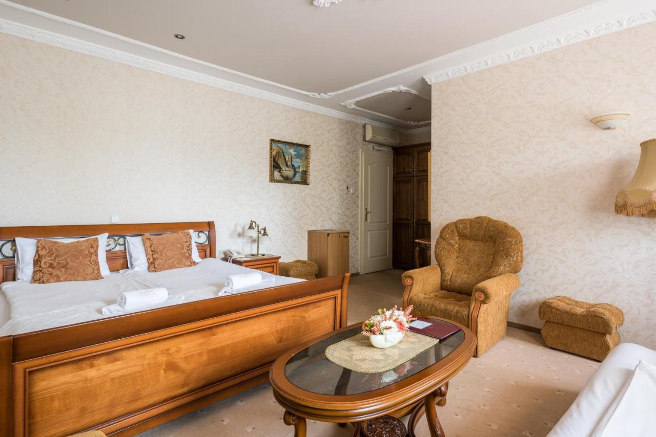 Hotel Bibic Es Tueskevar Etterem Es Horgaszto Nyíregyháza Zewnętrze zdjęcie
