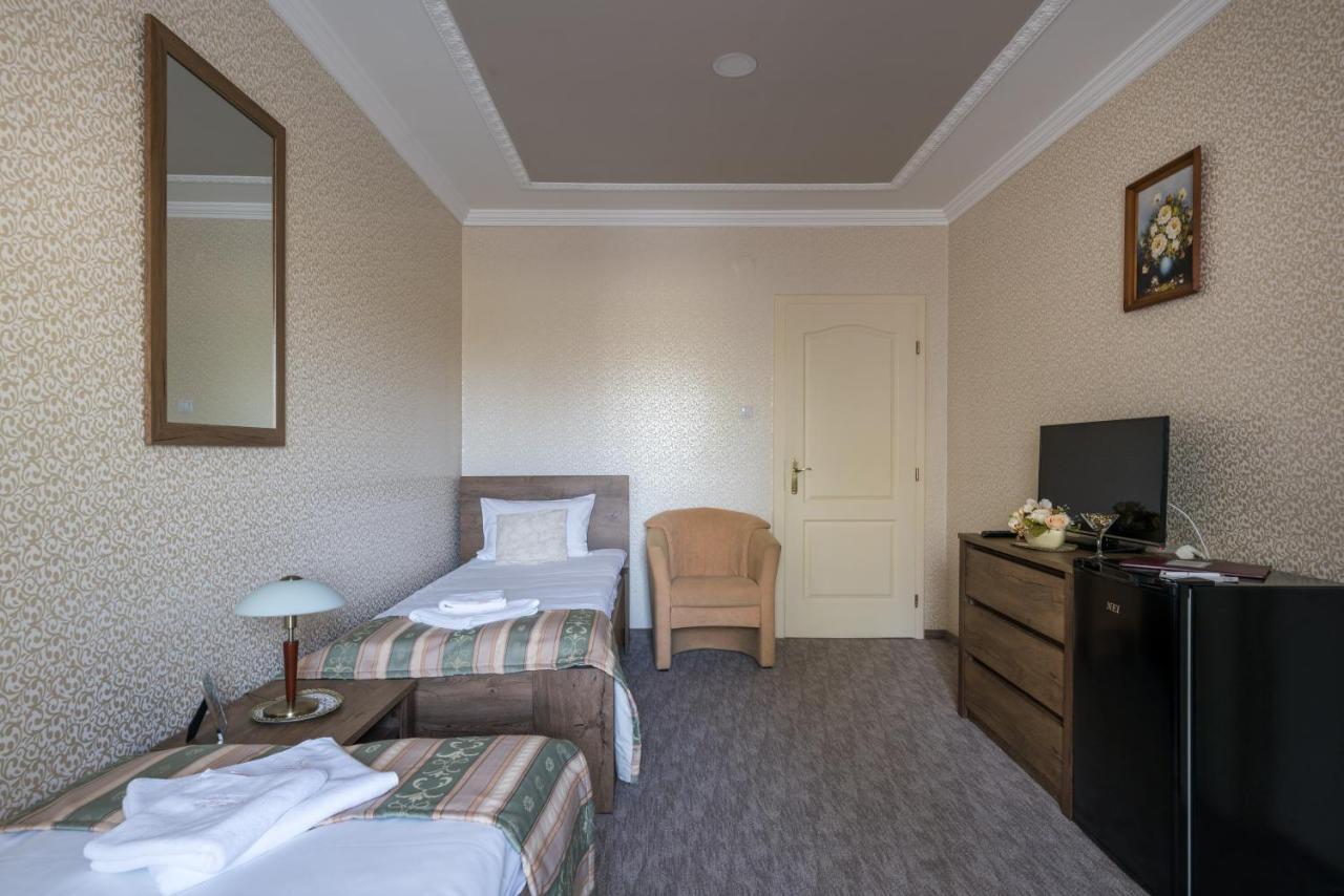 Hotel Bibic Es Tueskevar Etterem Es Horgaszto Nyíregyháza Zewnętrze zdjęcie