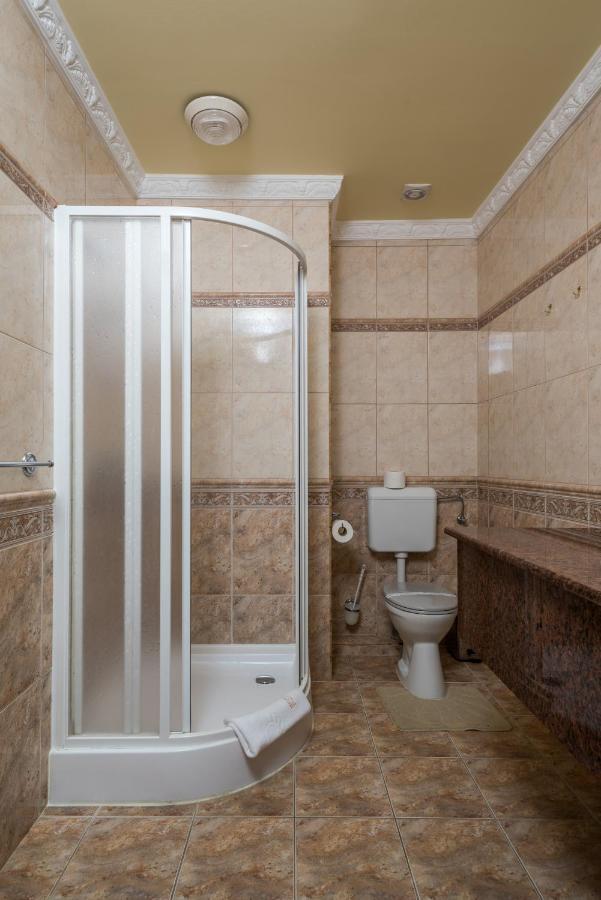 Hotel Bibic Es Tueskevar Etterem Es Horgaszto Nyíregyháza Zewnętrze zdjęcie