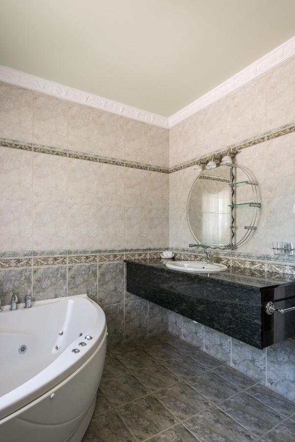 Hotel Bibic Es Tueskevar Etterem Es Horgaszto Nyíregyháza Zewnętrze zdjęcie