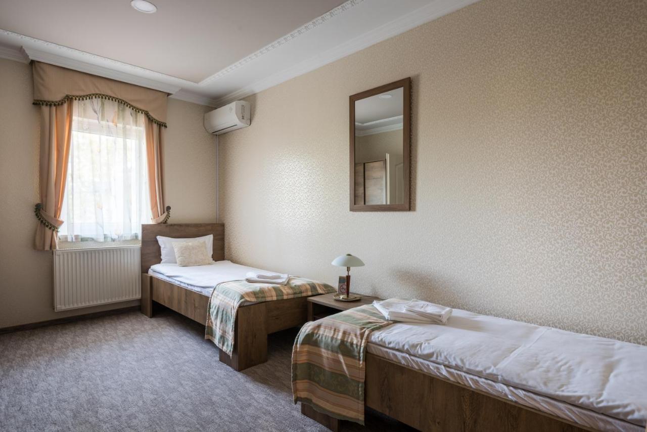 Hotel Bibic Es Tueskevar Etterem Es Horgaszto Nyíregyháza Zewnętrze zdjęcie